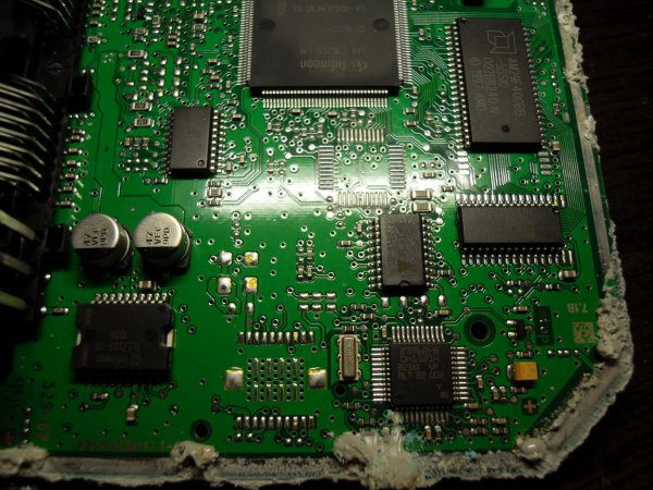 Ремонт блока управления мотором Simos 7.1A 06A906033EF на Volkswagen Passat B6